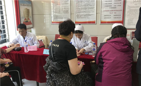 12.藥業(yè)公司聯(lián)合農(nóng)商銀行舉辦義診活動_副本.jpg