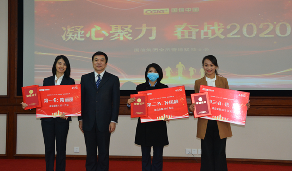 17.宋揚(yáng)總裁同獲嘉獎家人代表合影.png 17.宋揚(yáng)總裁同獲嘉獎家人代表合影.png