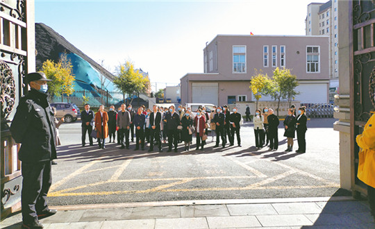 7.敦化市一行領(lǐng)導(dǎo)考察國信鴻博居_副本.jpg 7.敦化市一行領(lǐng)導(dǎo)考察國信鴻博居_副本.jpg