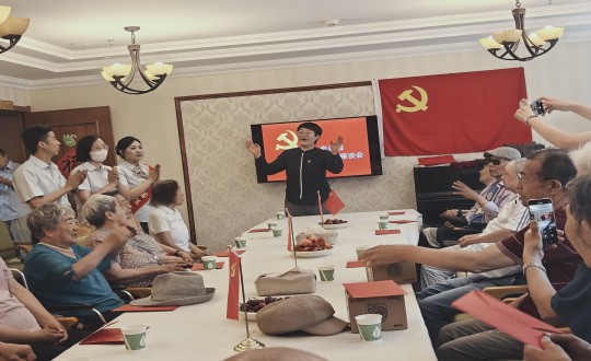 2024年7月1日，養(yǎng)老公司長影家舉辦“七一建黨節(jié)座談會(huì)”_副本.jpg