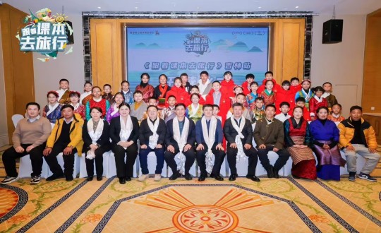 11.湖南衛(wèi)視《跟著課本去旅行》節(jié)目組走進酒店公司開啟研學(xué)之旅_副本.jpg