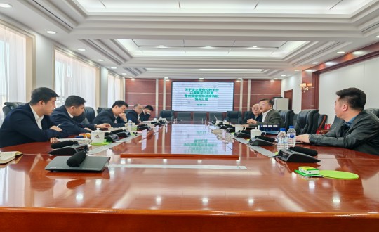 封面：王巖董事長(zhǎng)向雙陽區(qū)委區(qū)政府領(lǐng)導(dǎo)匯報(bào)工作（調(diào)整一下清晰度 圖片擺正）_副本.jpg